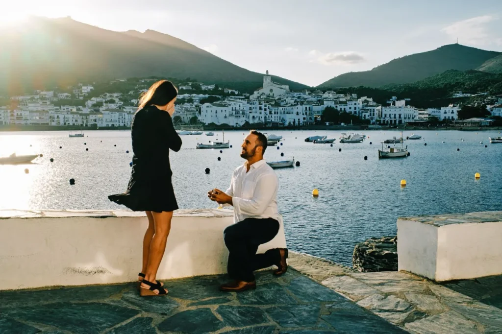 Petición de mano frente a la bahía de Cadaqués