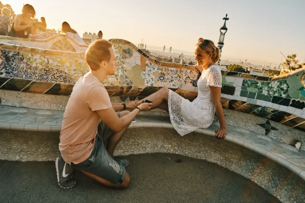 Petición de mano al atardecer en el banco de Park Güell