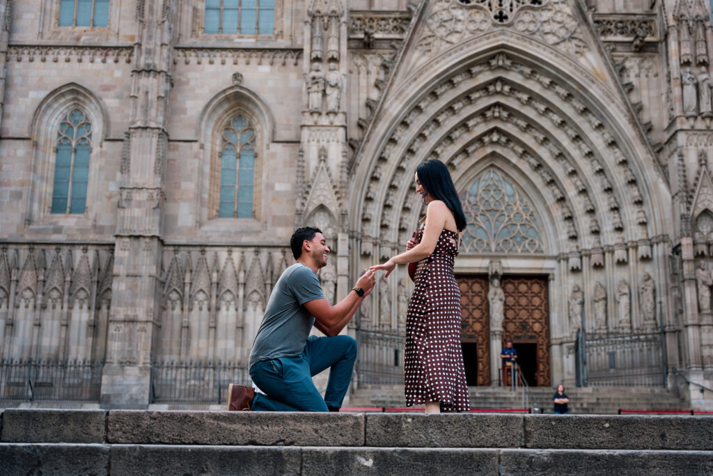 Pareja junto a la catedral de Barcelona