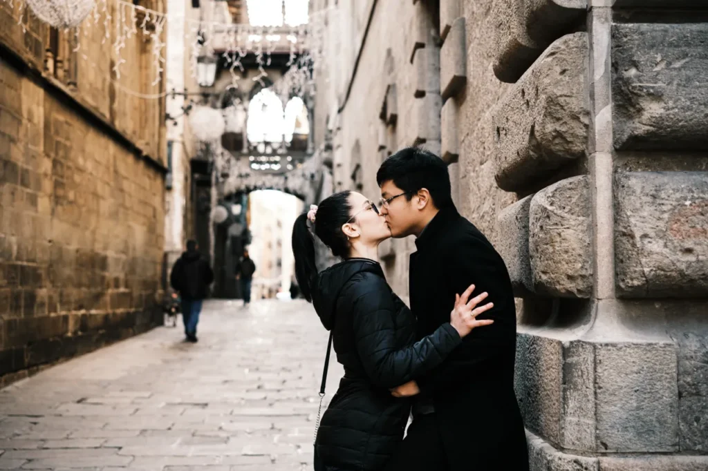 Pareja besándose en una calle del barrio Gótico