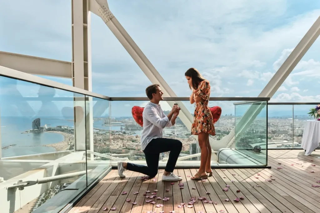 Petición de mano en una terraza con vistas al puerto