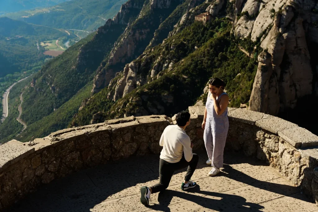 Petición de mano en un mirador de Montserrat