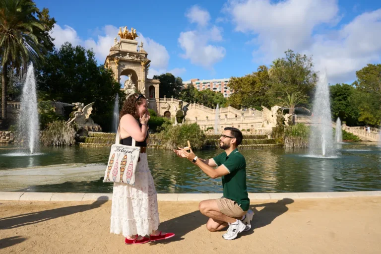 Man kneeling for a surprise marriage proposal at the Cascada Monumental in Ciutadella Park.