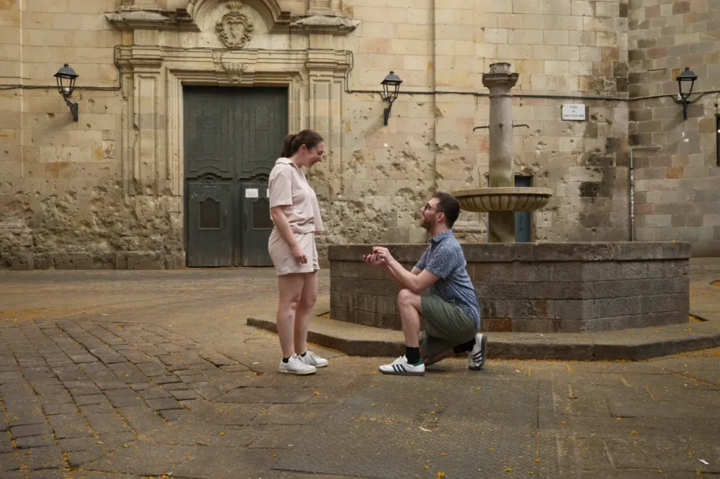 Petición de mano en la plaza de Sant Felip Neri