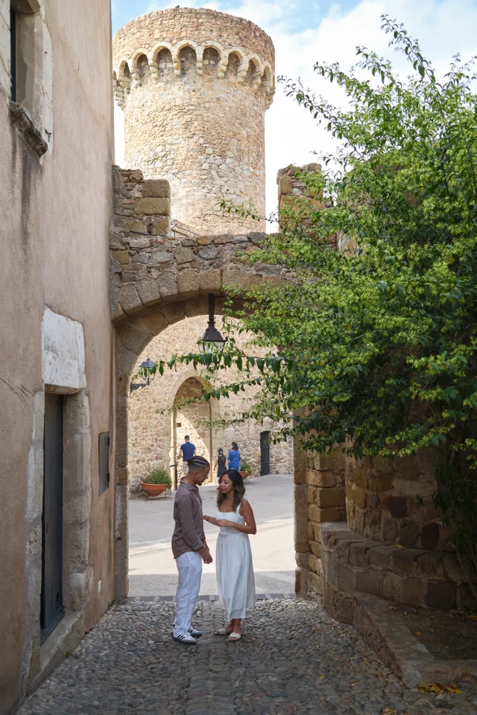 Pareja bajo la muralla de Tossa de Mar
