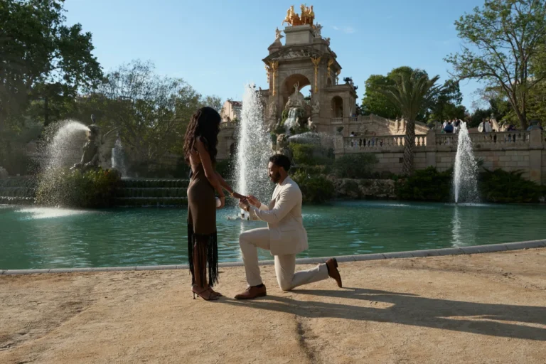 Marriage proposal in front of the Cascada Monumental fountain in Ciutadella Park.