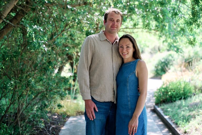 Couple smiling together in jardi botanic barcelona