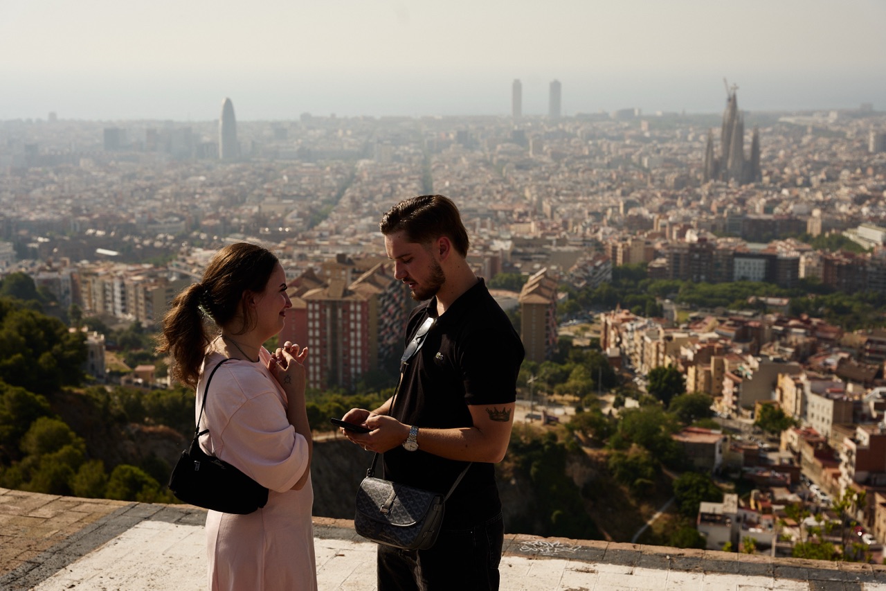 Couple having a marriage proposal in barcelona city barcelona photographer
