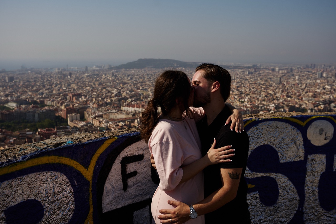 Couple kissing during a proposal at bunkers del carmel barcelona barcelona photographer