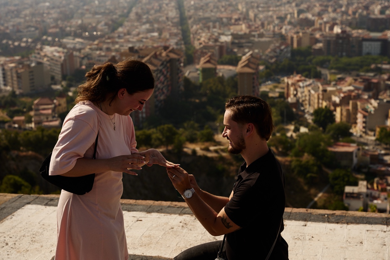 Man proposing marriage to woman at bunkers del carmel barcelona photographer
