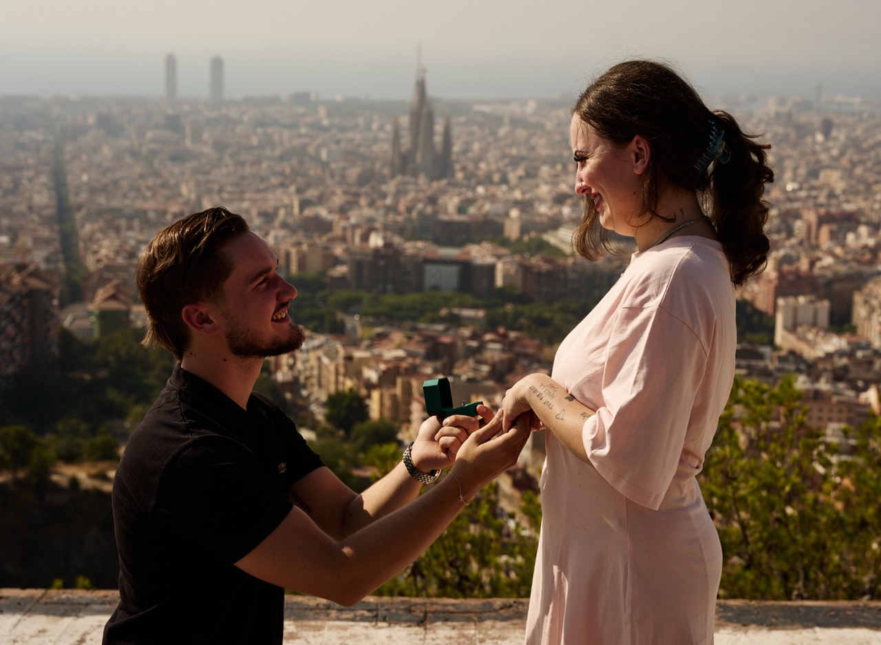 Man proposing marriage to woman at bunkers del carmel overlooking barcelona city barcelona photographer
