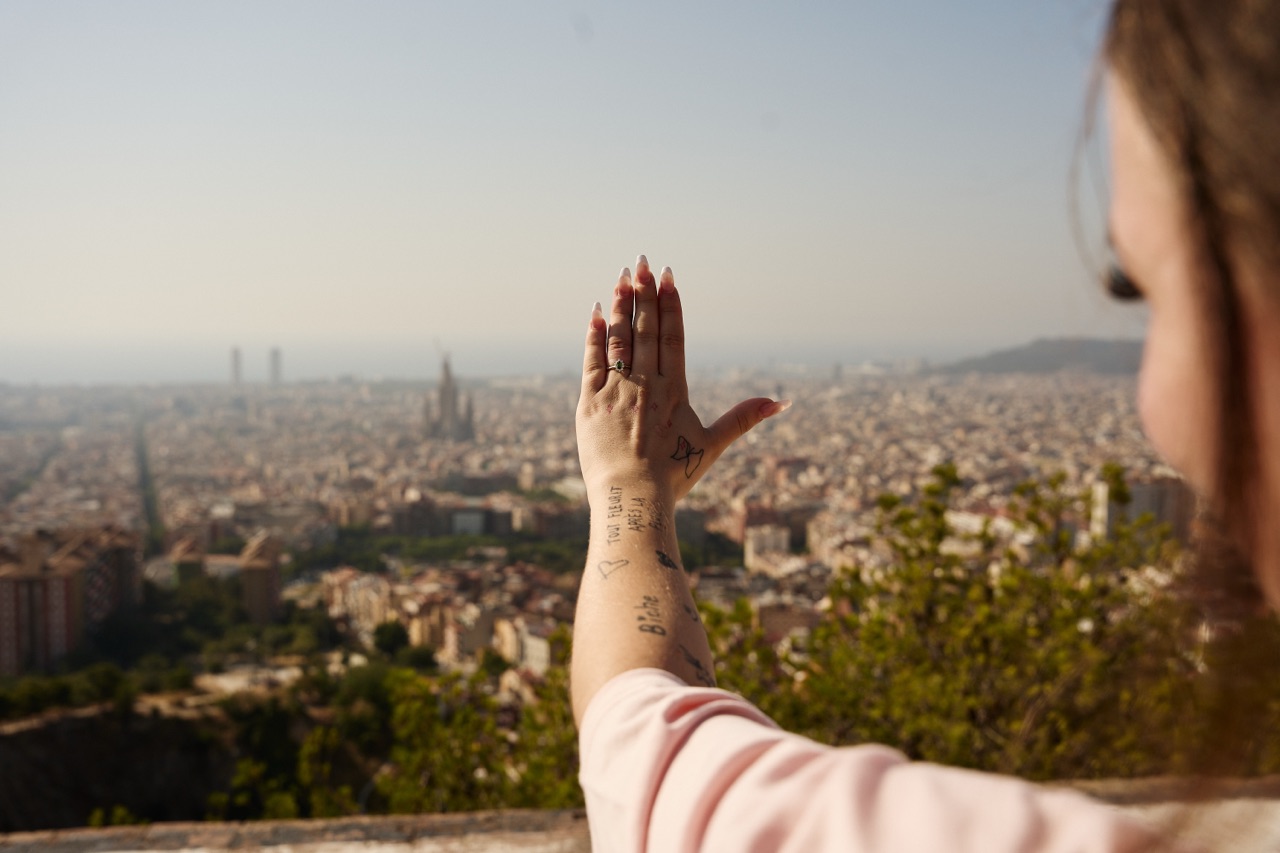 Woman showing engagement ring in barcelona at bunkers del carmel barcelona photographer