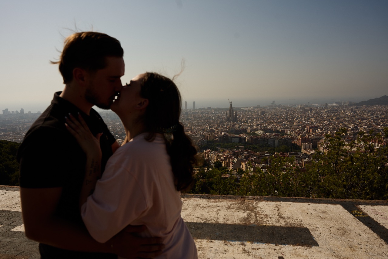 Couple kissing during romantic proposal at bunkers del carmel barcelona photographer